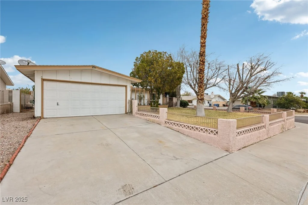 6912 Singing Dunes, Las Vegas, NV 89145