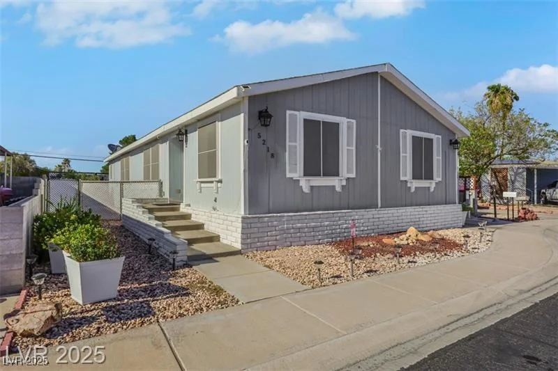 5218 Tupelo, Las Vegas, NV 89122
