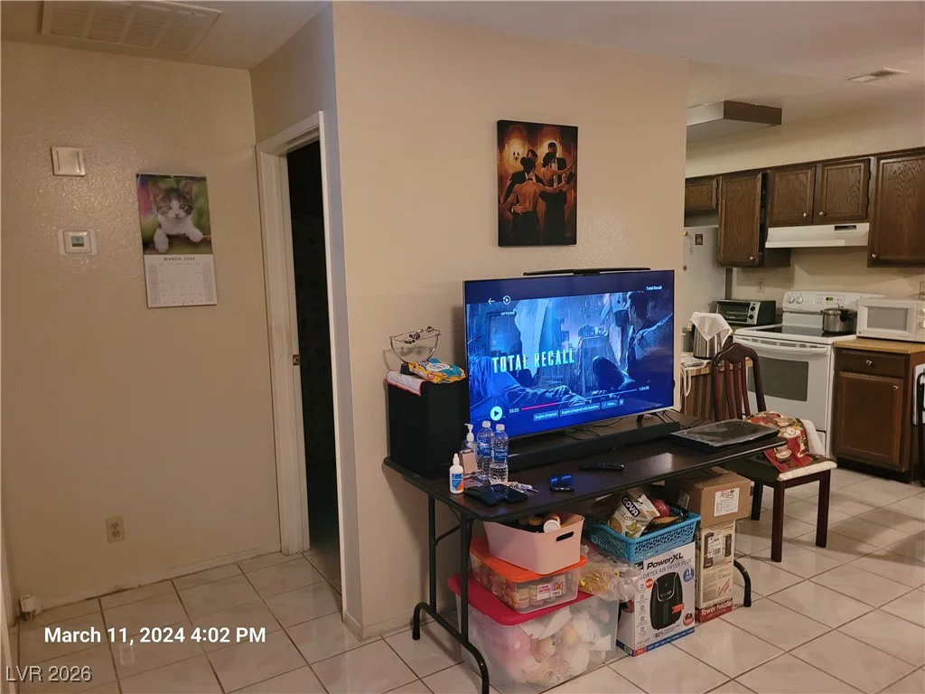 809 Hedge, Las Vegas, NV 89110