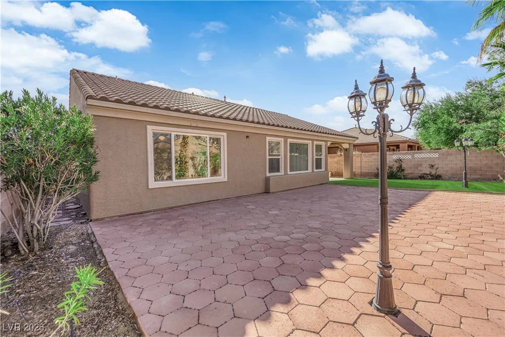 7304 Royal Melbourne, Las Vegas, NV 89131
