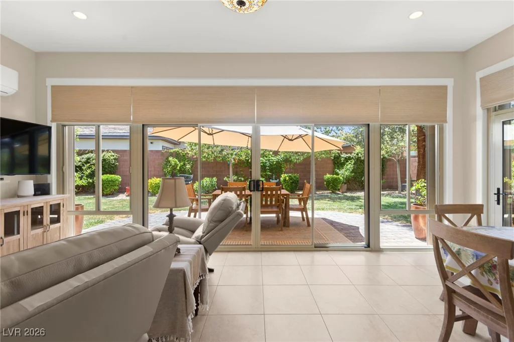 6810 Silver Crescent, Las Vegas, NV 89148