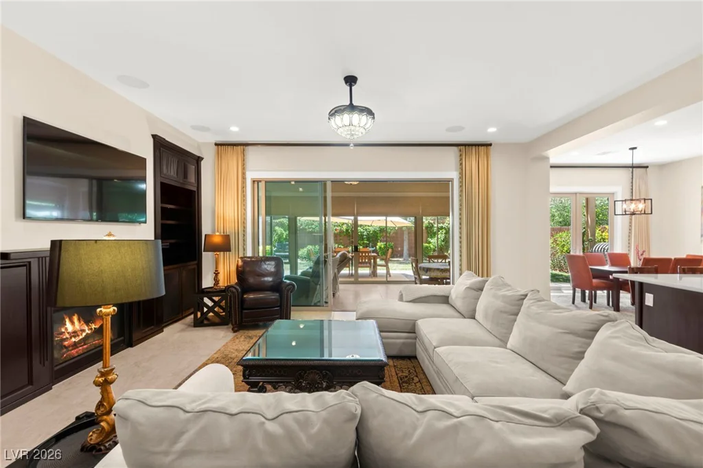 6810 Silver Crescent, Las Vegas, NV 89148