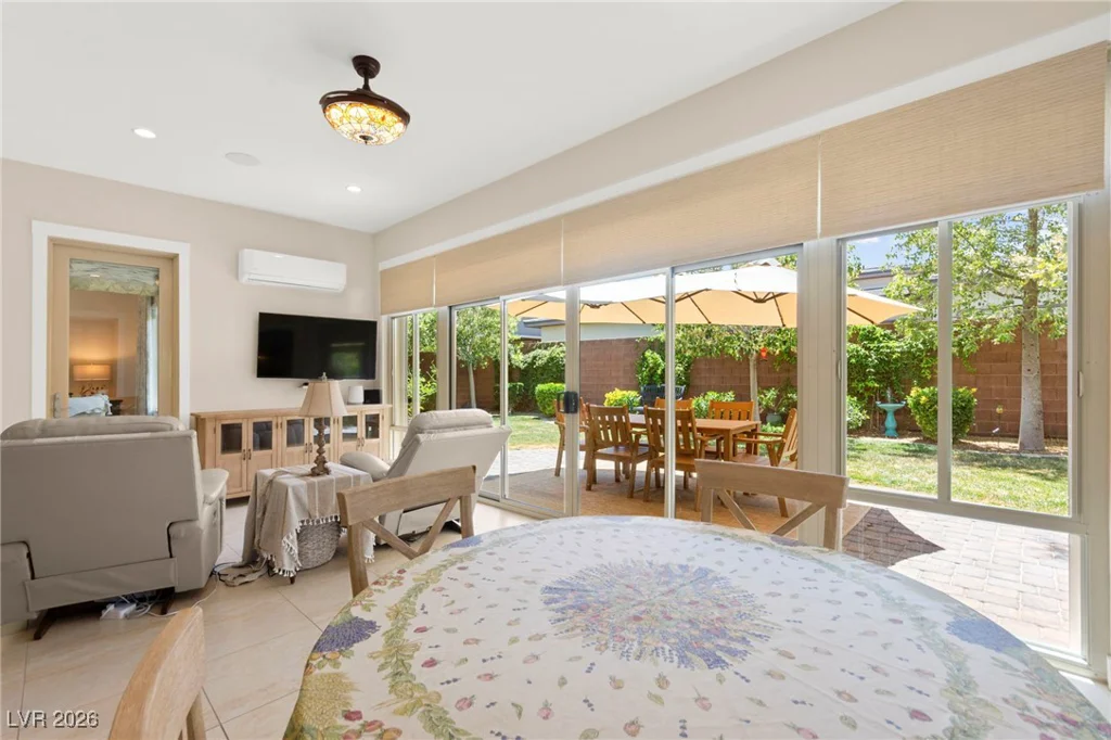 6810 Silver Crescent, Las Vegas, NV 89148