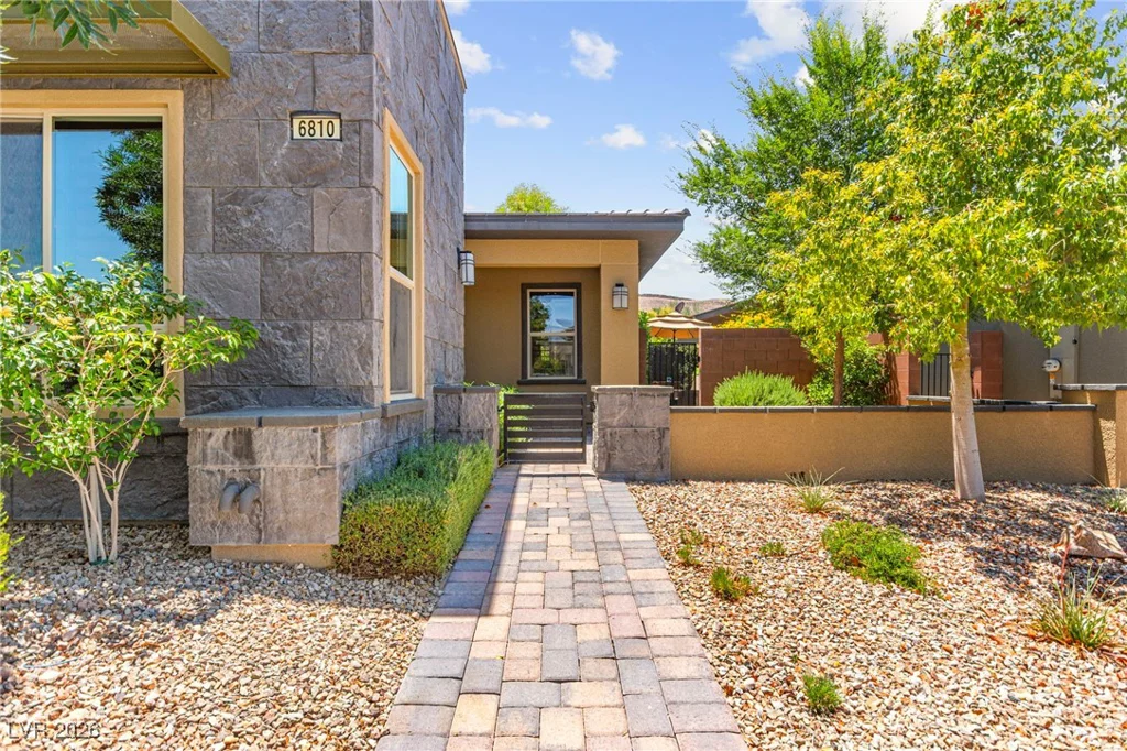 6810 Silver Crescent, Las Vegas, NV 89148