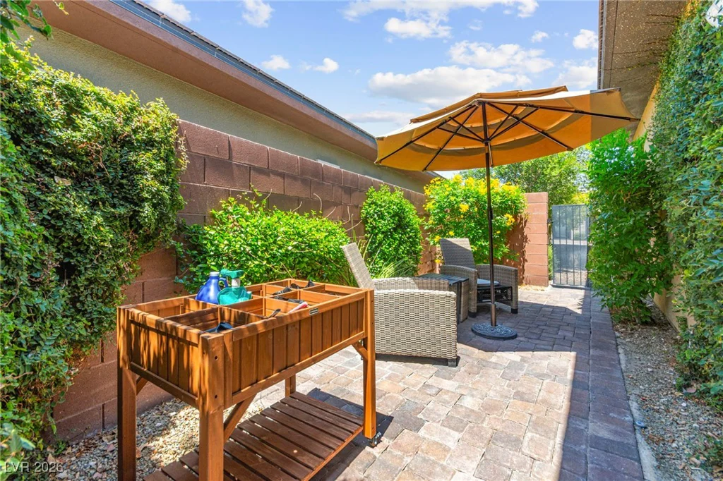 6810 Silver Crescent, Las Vegas, NV 89148