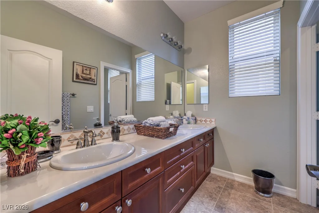 10016 Desert Alcove, Las Vegas, NV 89178