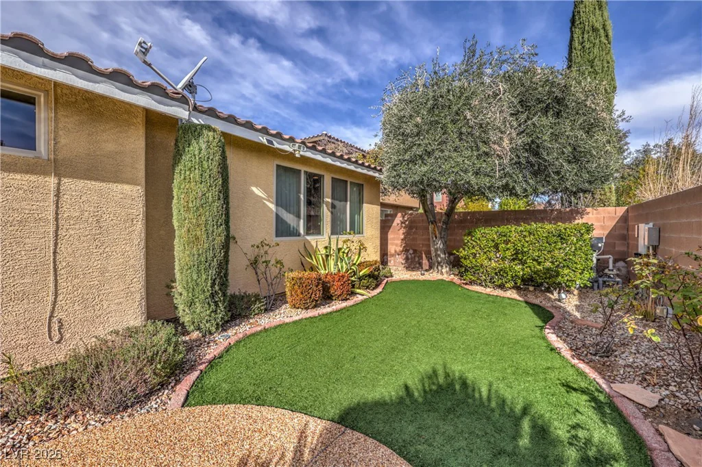 10016 Desert Alcove, Las Vegas, NV 89178