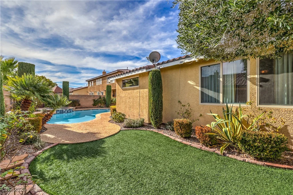 10016 Desert Alcove, Las Vegas, NV 89178
