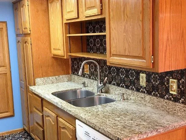 6681 Bubbling Brook, Las Vegas, NV 89107