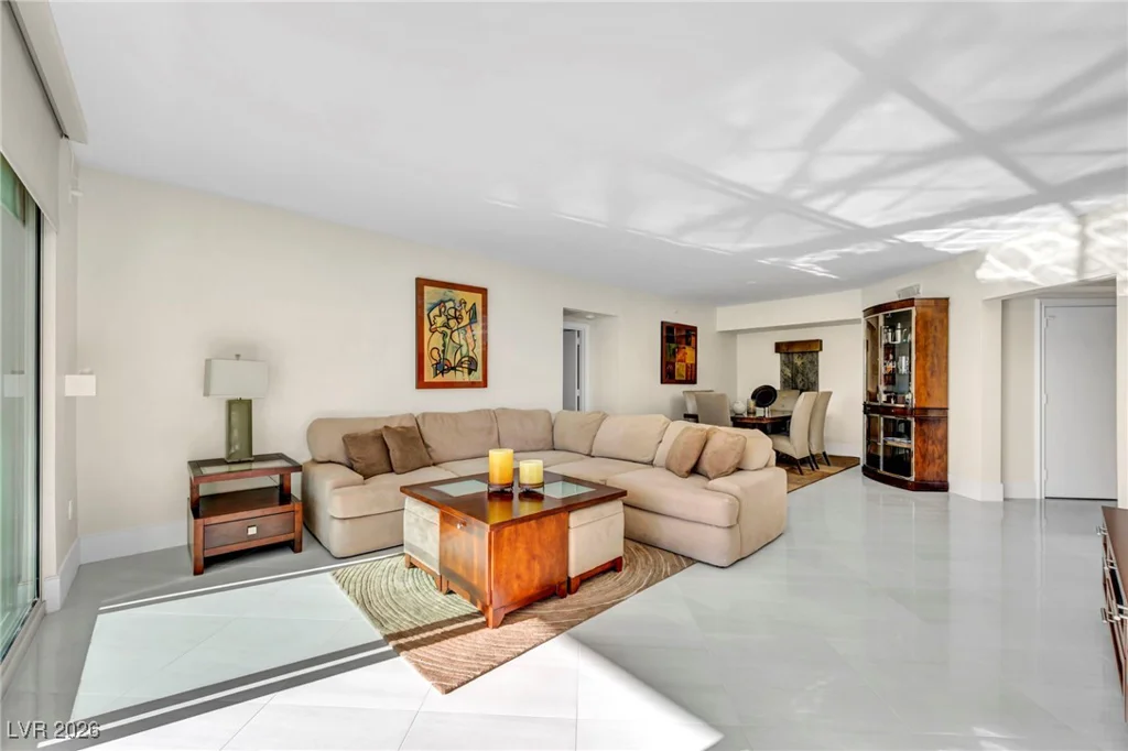 2777 Paradise, Las Vegas, NV 89109