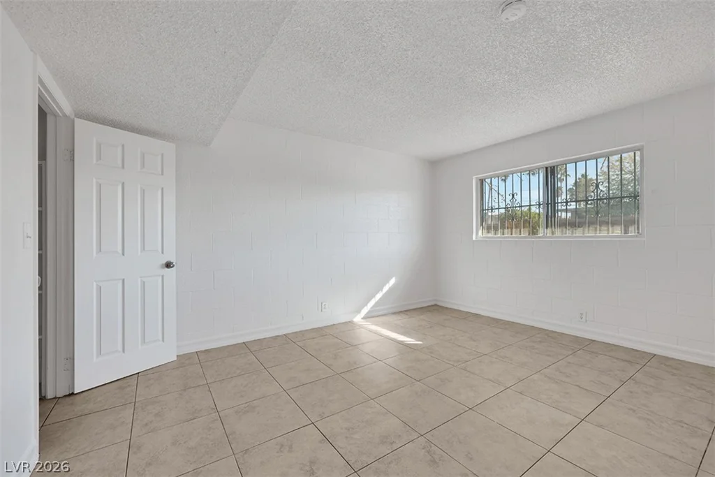 585 Royal Crest, Las Vegas, NV 89169