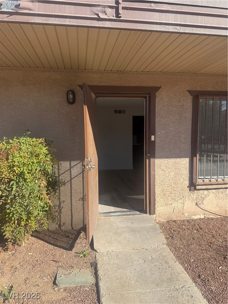 615 Royal Crest, Las Vegas, NV 89169