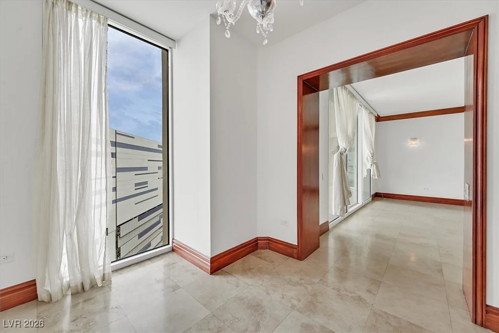 2877 Paradise, Las Vegas, NV 89109
