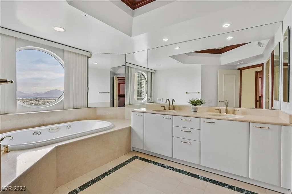 2877 Paradise, Las Vegas, NV 89109