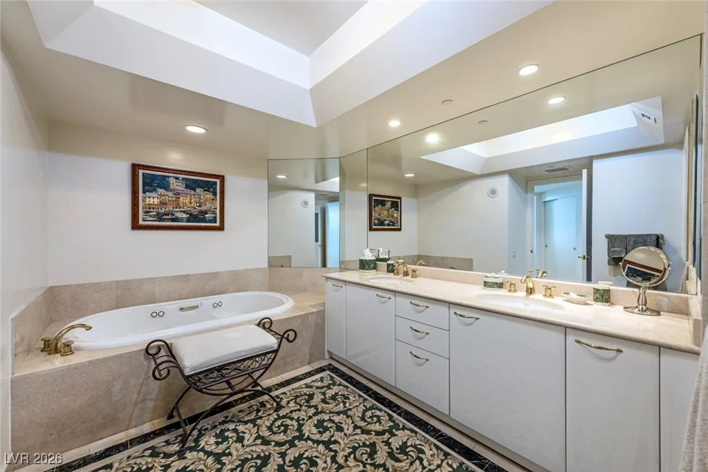 2877 Paradise, Las Vegas, NV 89109