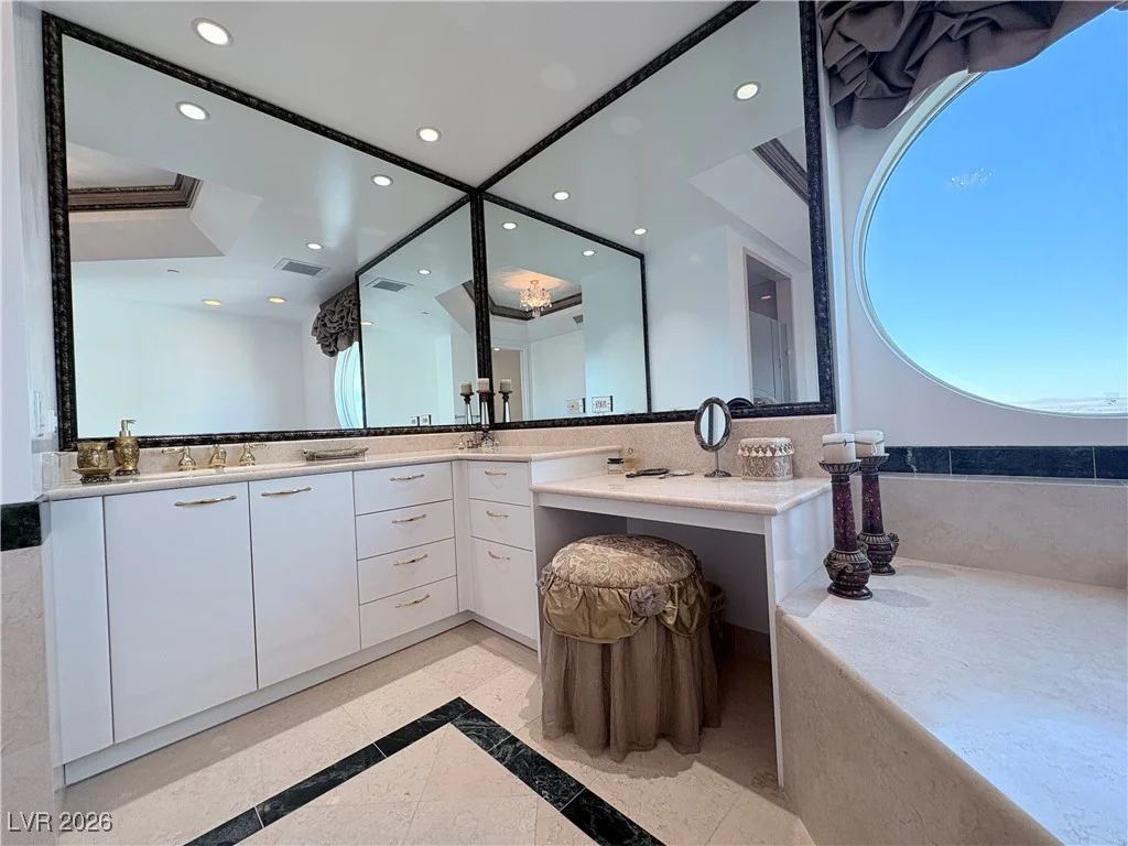 2857 Paradise, Las Vegas, NV 89109