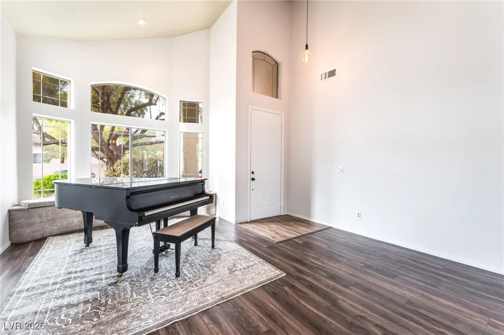 2766 Glen Port, Las Vegas, NV 89135