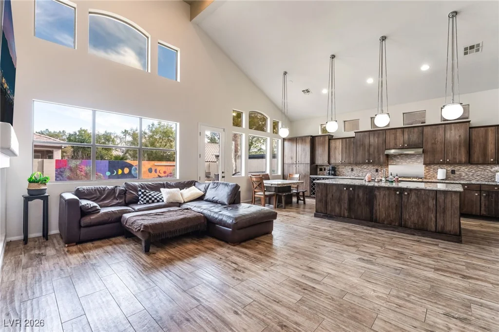2766 Glen Port, Las Vegas, NV 89135