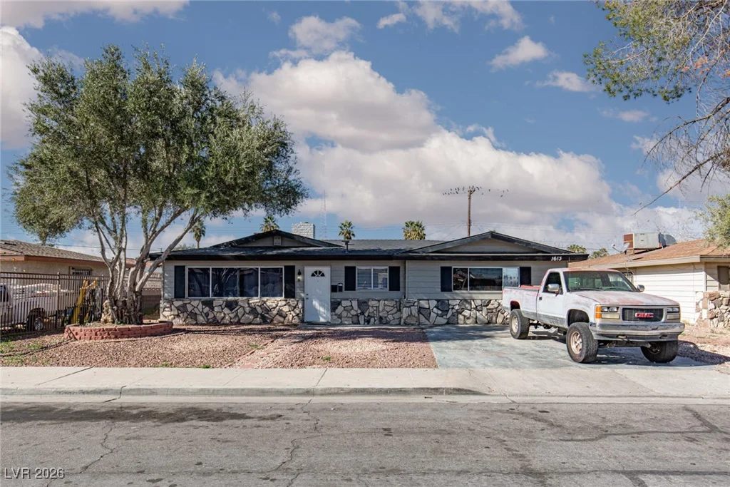1613 Manhattan, Las Vegas, NV 89106