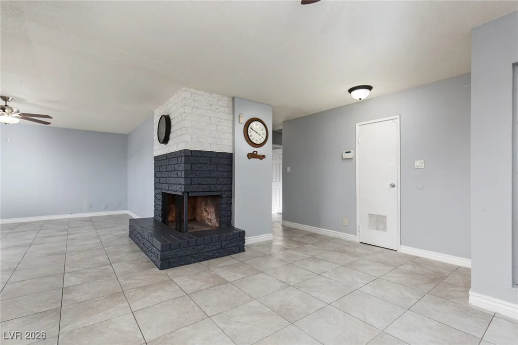 1613 Manhattan, Las Vegas, NV 89106