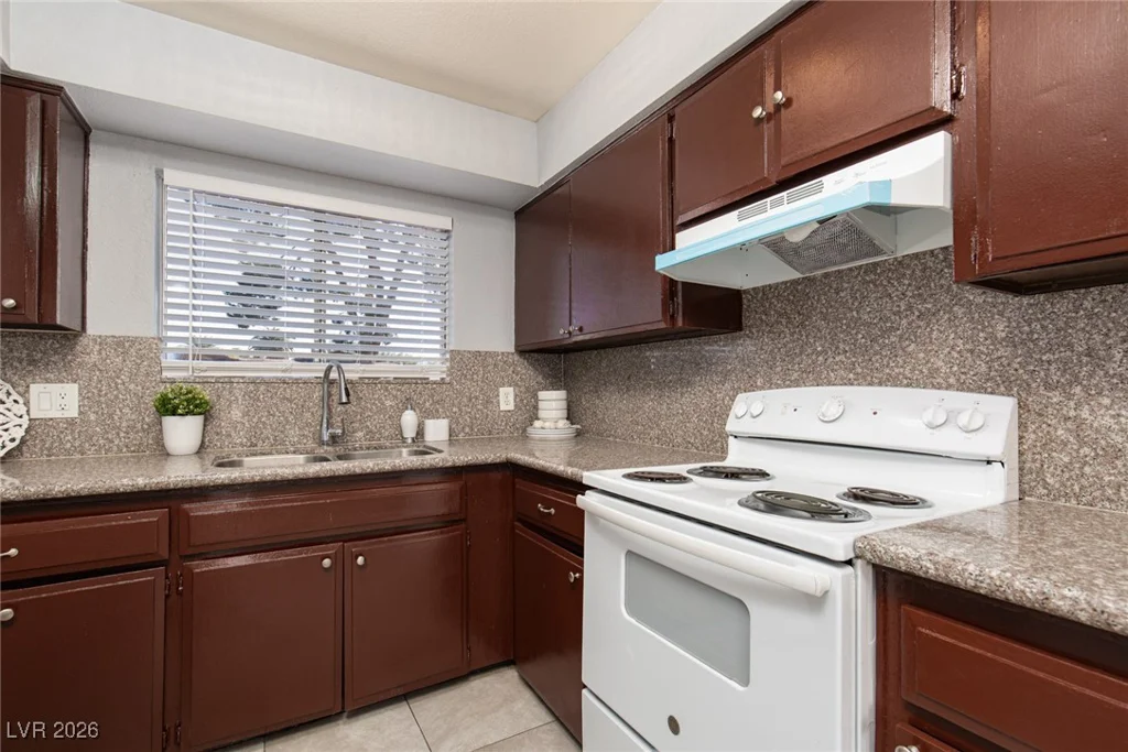 1613 Manhattan, Las Vegas, NV 89106