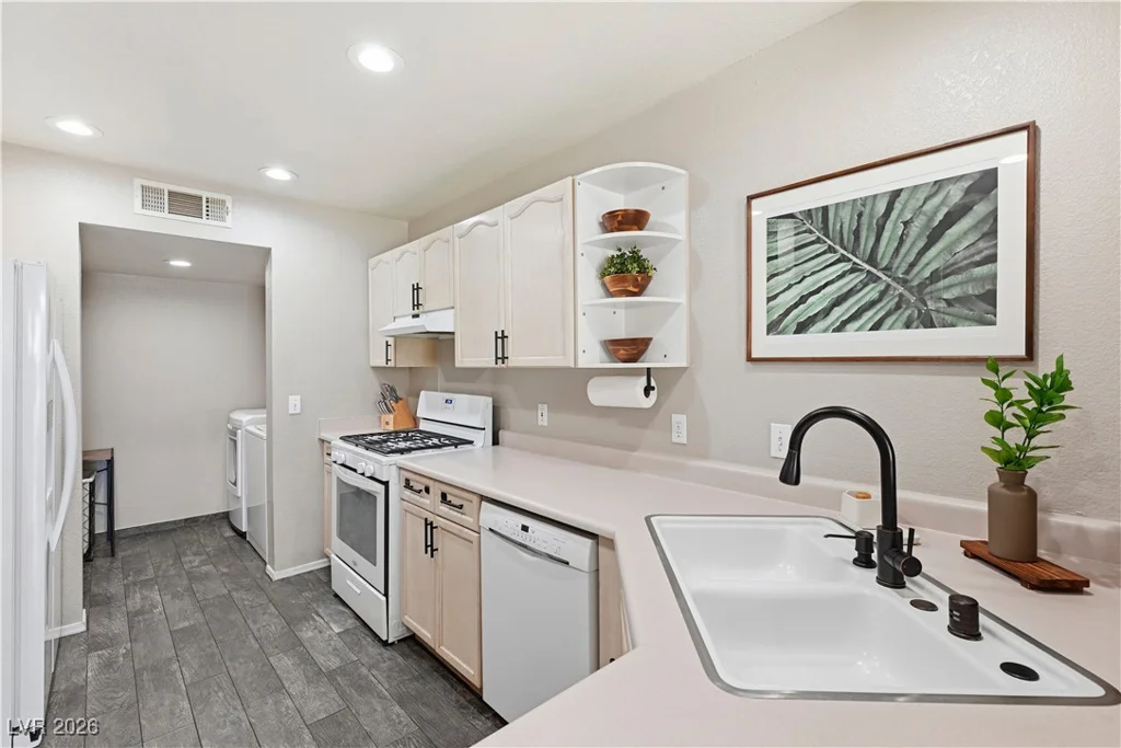 7600 Almeria, Las Vegas, NV 89128