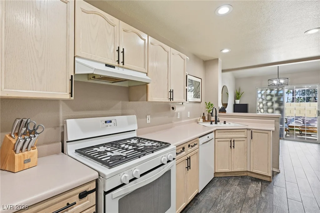 7600 Almeria, Las Vegas, NV 89128