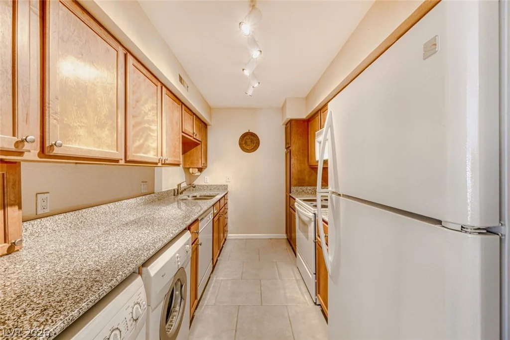 668 Oakmont, Las Vegas, NV 89109