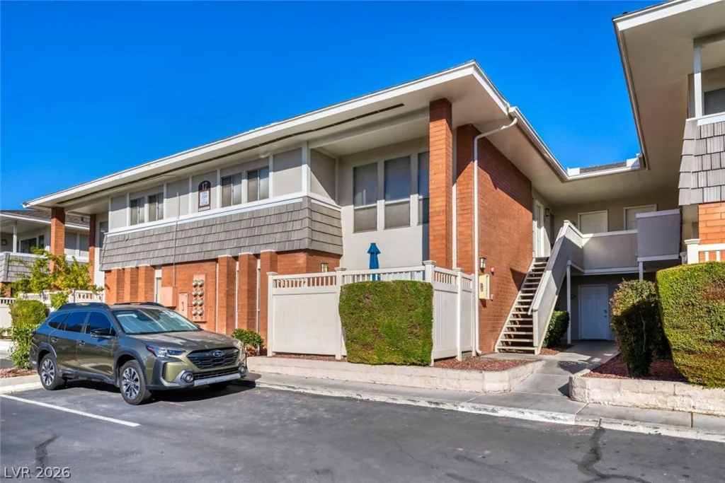 668 Oakmont, Las Vegas, NV 89109