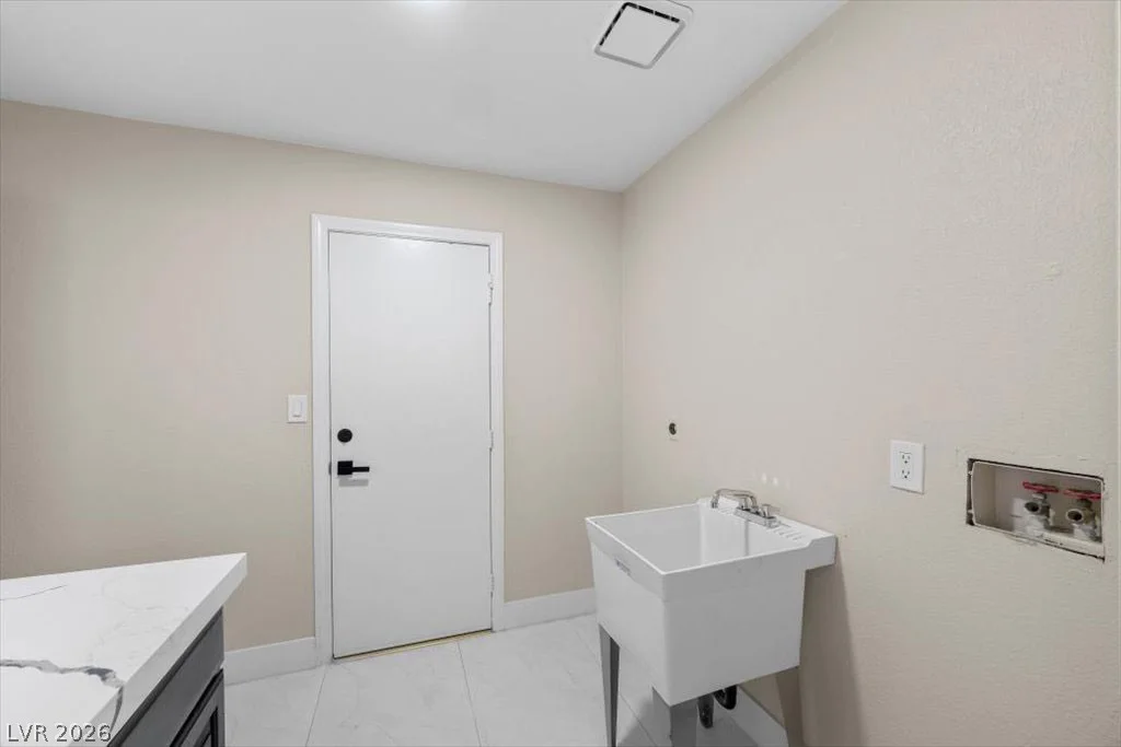 3382 Montessouri, Las Vegas, NV 89117