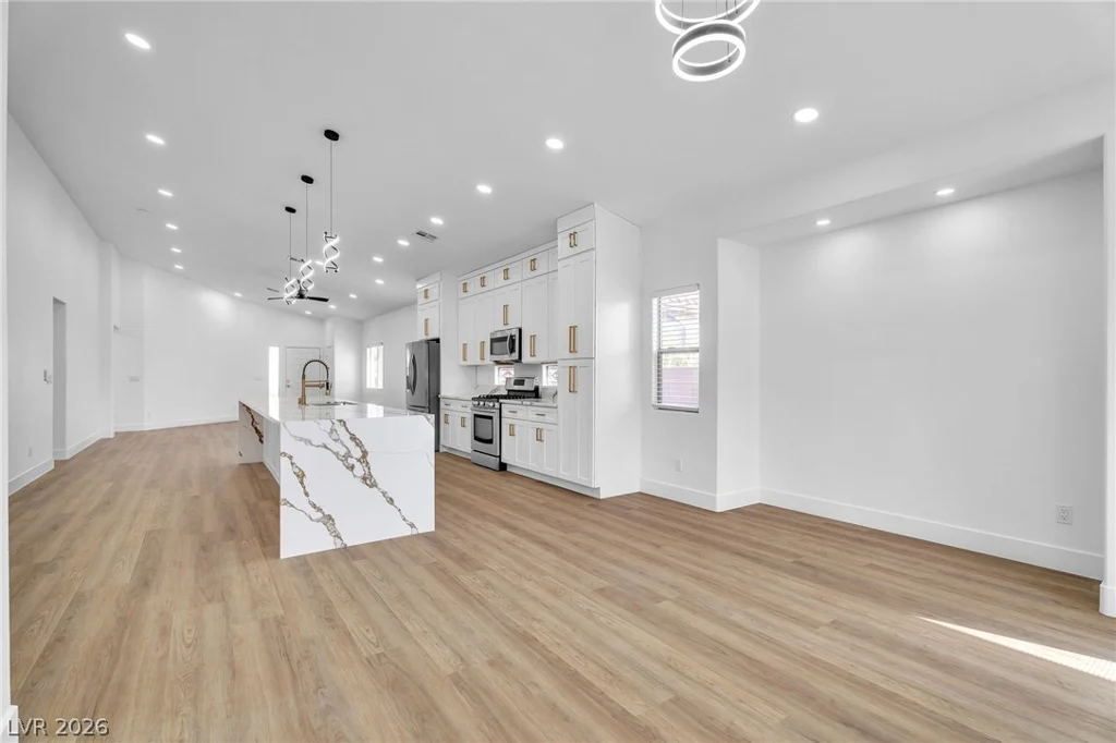 8233 Valley Stream, Las Vegas, NV 89131