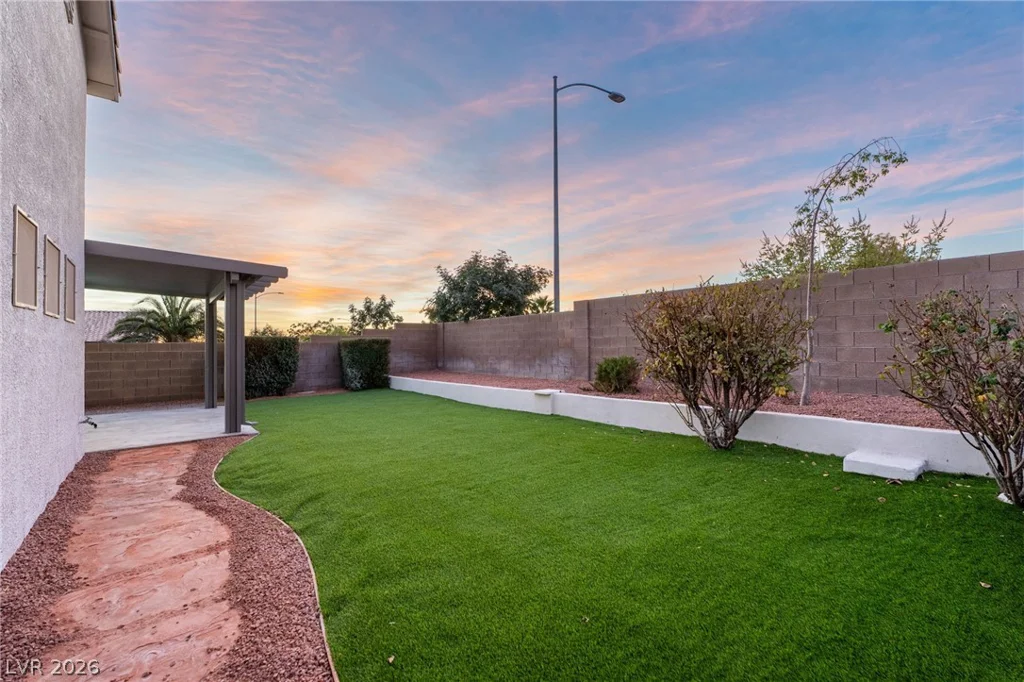 8233 Valley Stream, Las Vegas, NV 89131