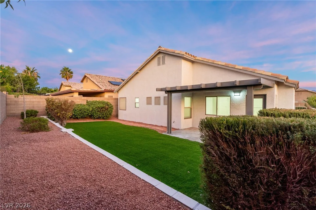 8233 Valley Stream, Las Vegas, NV 89131