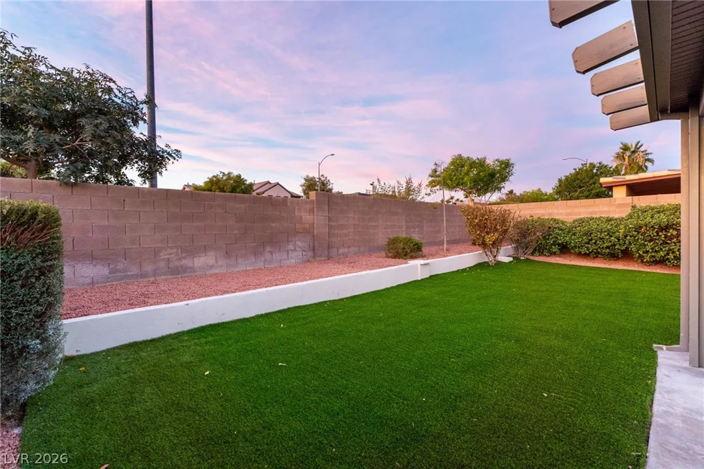 8233 Valley Stream, Las Vegas, NV 89131