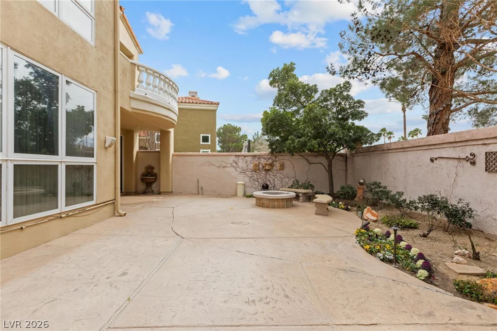 8229 Crow Valley, Las Vegas, NV 89113