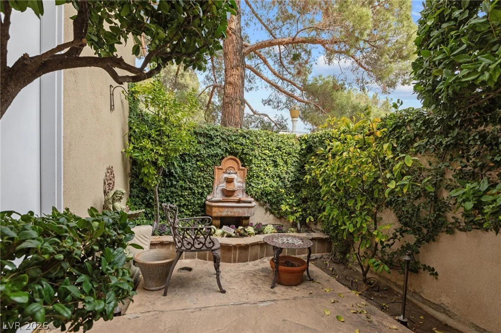 8229 Crow Valley, Las Vegas, NV 89113