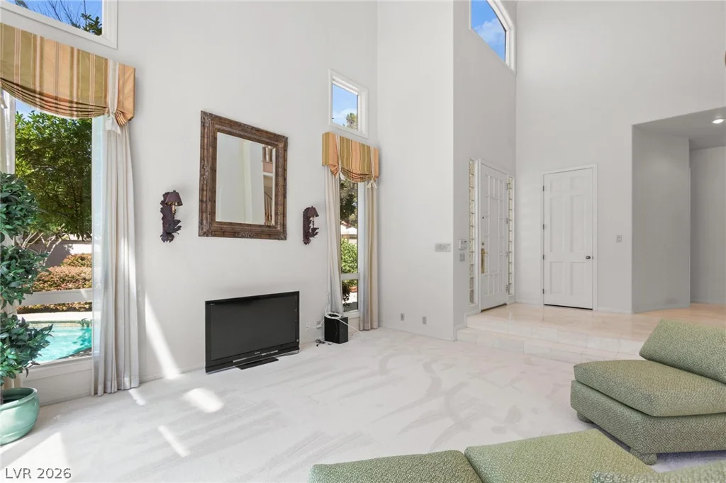 8229 Crow Valley, Las Vegas, NV 89113