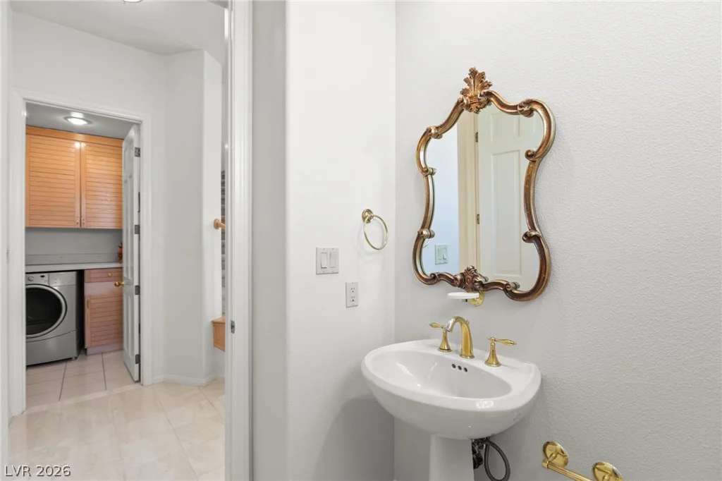 8229 Crow Valley, Las Vegas, NV 89113