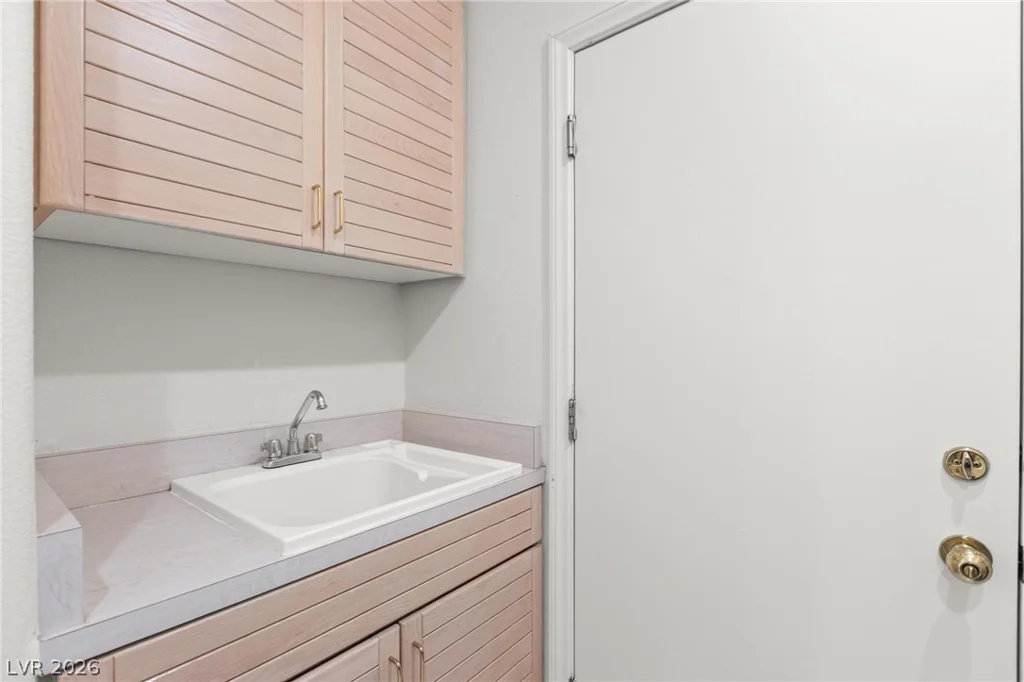 8229 Crow Valley, Las Vegas, NV 89113