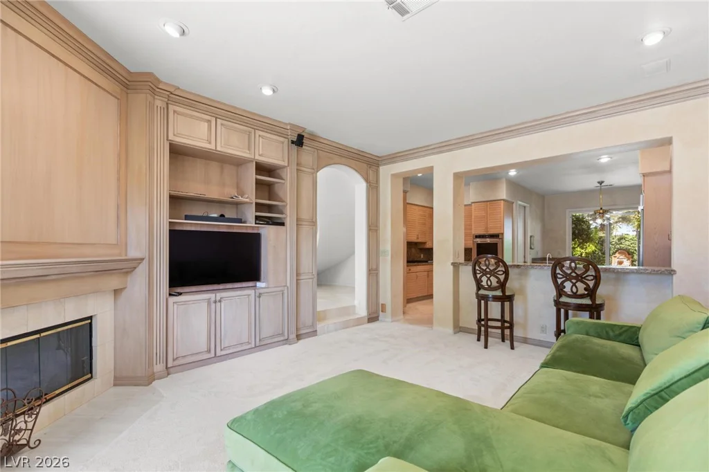 8229 Crow Valley, Las Vegas, NV 89113