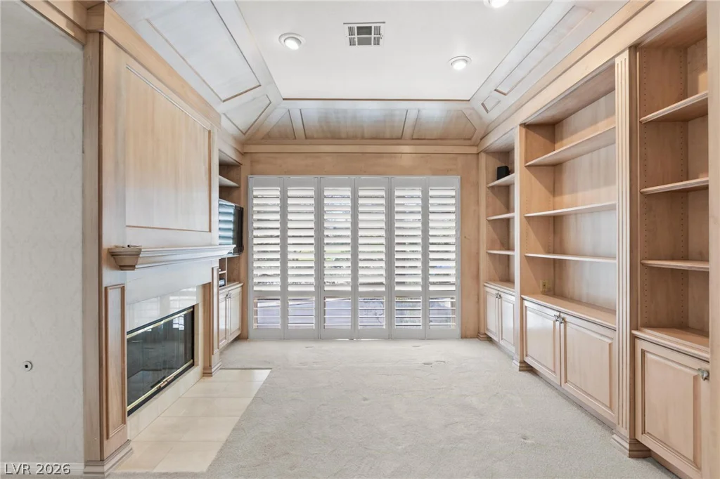 8229 Crow Valley, Las Vegas, NV 89113
