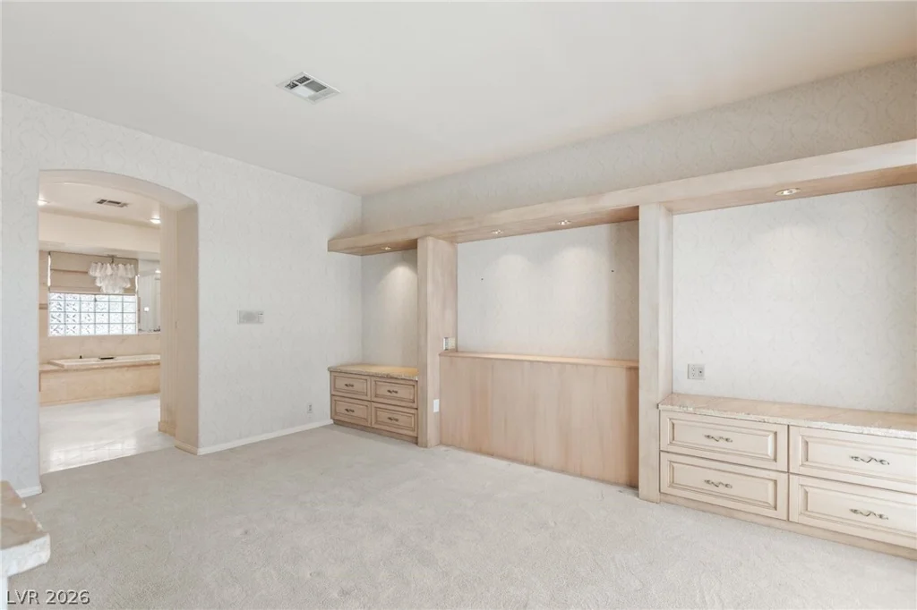 8229 Crow Valley, Las Vegas, NV 89113