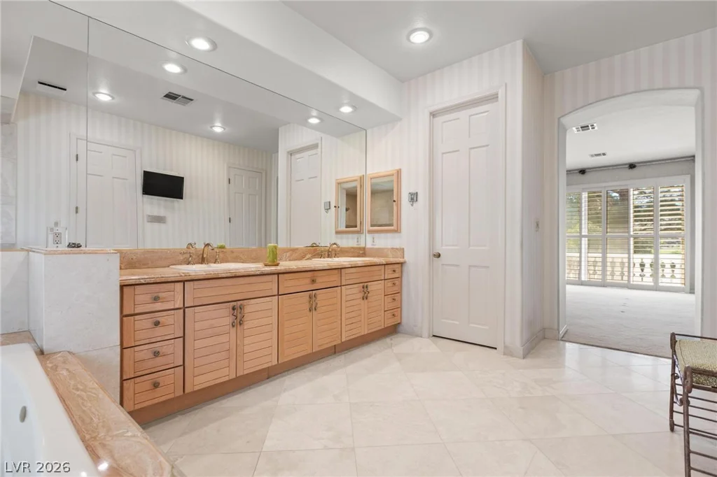 8229 Crow Valley, Las Vegas, NV 89113