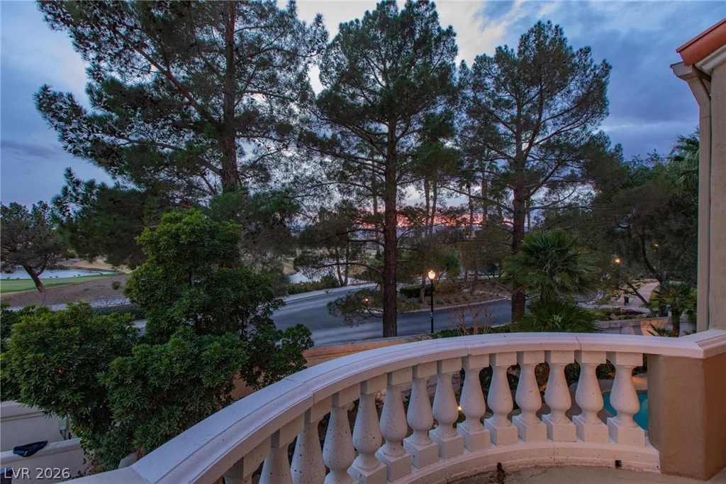 8229 Crow Valley, Las Vegas, NV 89113
