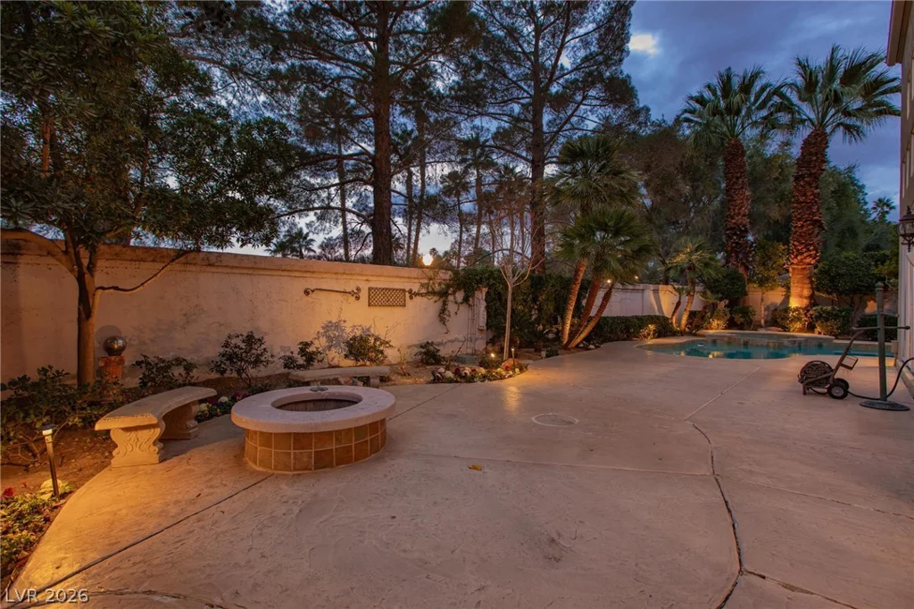 8229 Crow Valley, Las Vegas, NV 89113