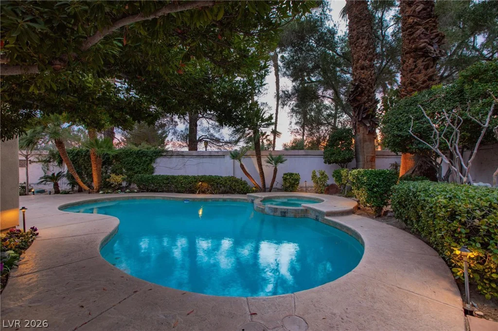 8229 Crow Valley, Las Vegas, NV 89113