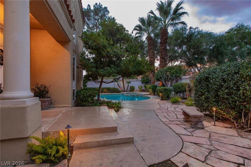 8229 Crow Valley, Las Vegas, NV 89113