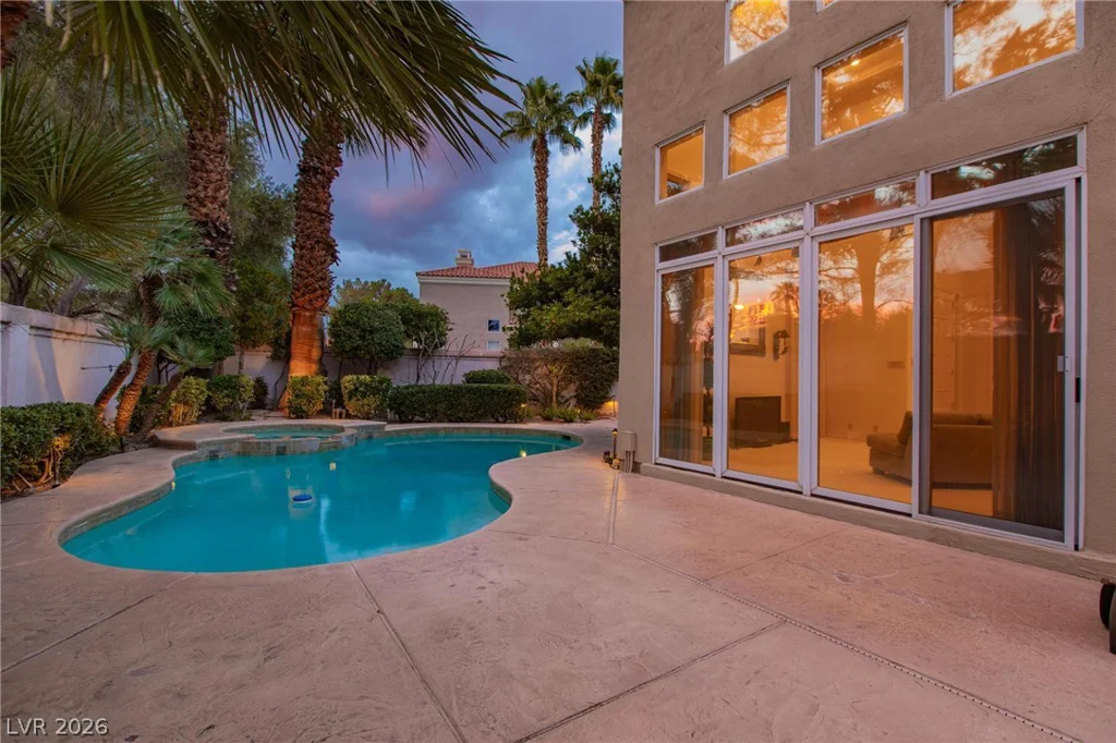 8229 Crow Valley, Las Vegas, NV 89113