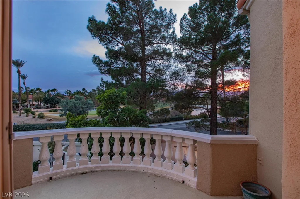 8229 Crow Valley, Las Vegas, NV 89113