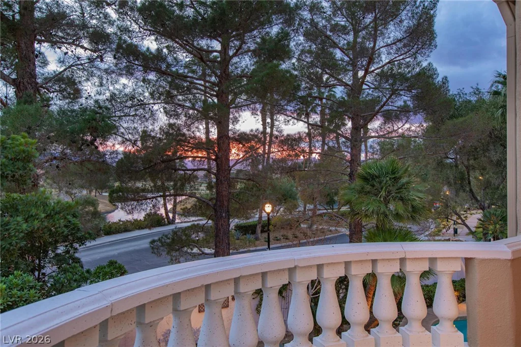 8229 Crow Valley, Las Vegas, NV 89113